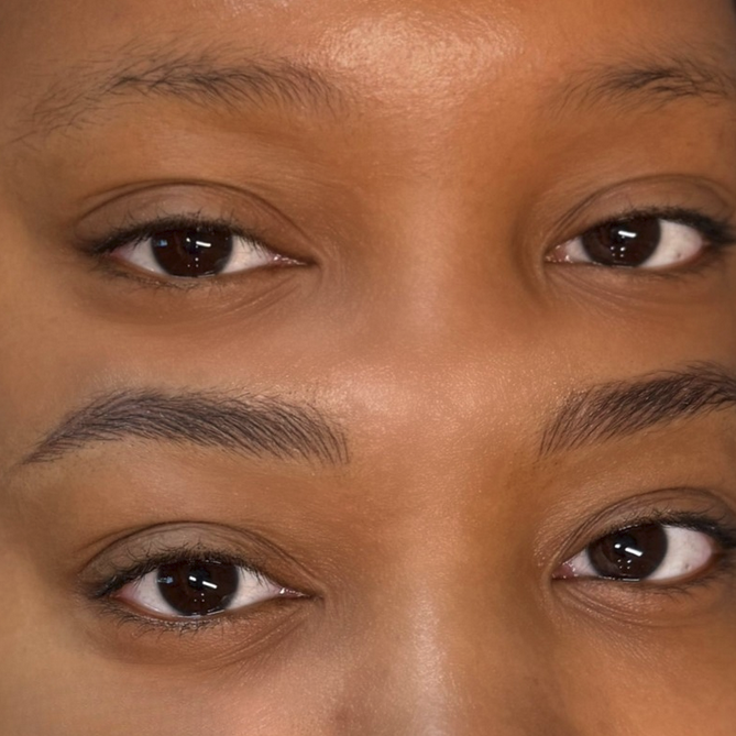 Des sourcils parfaits en 5 minutes qui durent 7 jours.