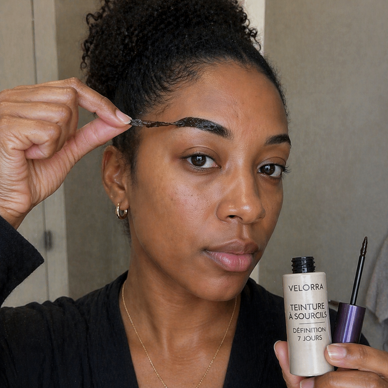 Des sourcils parfaits en 5 minutes qui durent 7 jours.